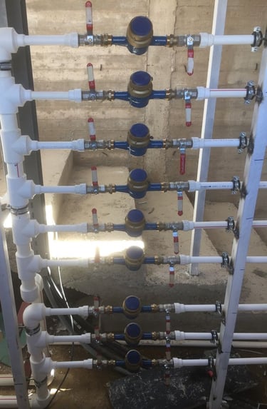 alçı ve boya ile tesisat çıkışları kapatılmış dekorasypn