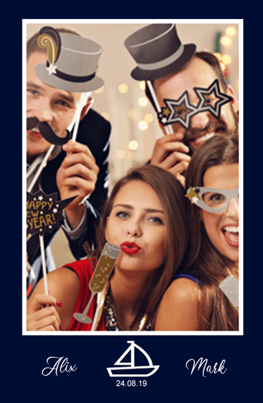 Templates Personnalisables proposés par Pixtoevent Avec invités s'amusant devant le photobooth