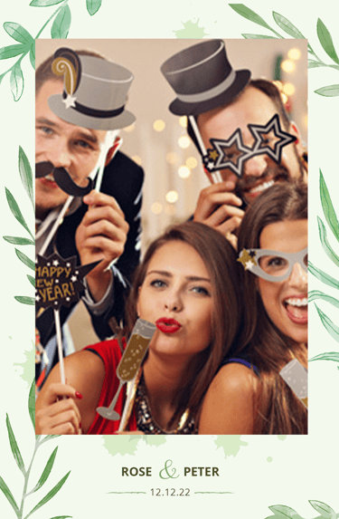 Templates Personnalisables proposés par Pixtoevent Avec invités s'amusant devant le photobooth