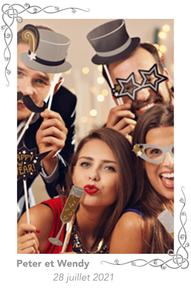 Templates Personnalisables proposés par Pixtoevent Avec invités s'amusant devant le photobooth