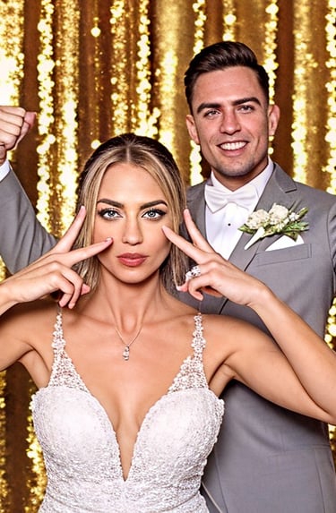 ein Hochzeitspaar aus Pforzheim steht vor der Fotobox vor einem gold glänzendem Hintergrund