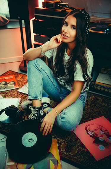 Portrait photo intimiste capturez en intérieur dans un cadre relaxant et calme, autour de Pau.