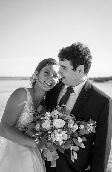 Séance photo de couple mariés réalisée en lumière naturelle au Barcarès, images authentiques