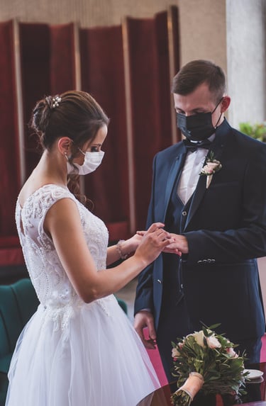 Vestuvių fotosesija santuokų rūmuose jaunoji mauna žiedą jaunikiui