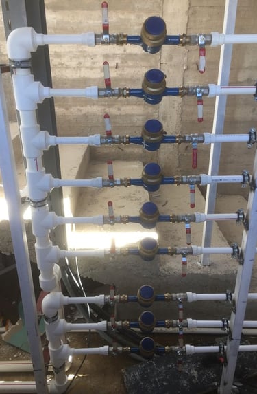 alçı ve boya ile tesisat çıkışları kapatılmış dekorasypn