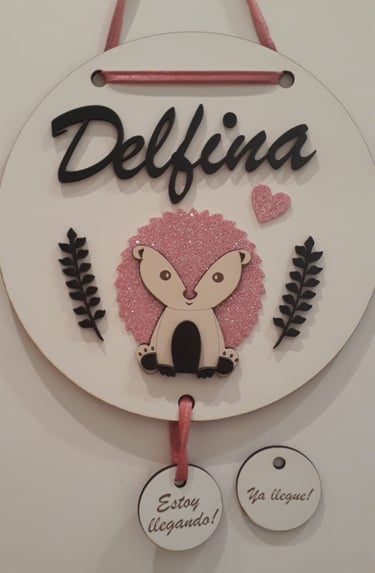 cartel de bienvenida al bebé en madera calada con laser