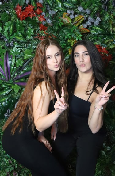 zwei Frauen gehen auf einer Geburtstagsparty in Pose und haben mit der Fotobox in Stuttgart Spaß