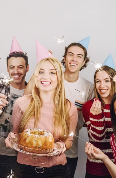 zwei Frauen und zwei Männer lassen sich auf einer Geburtstagsfeier von der Fotobox fotografieren