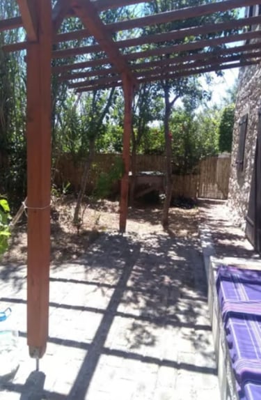 Varanda da sala na lateral da ruina