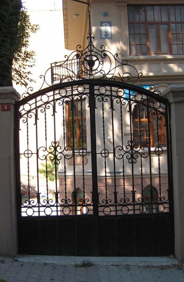 Portail de garage en fer forgé noir et or
