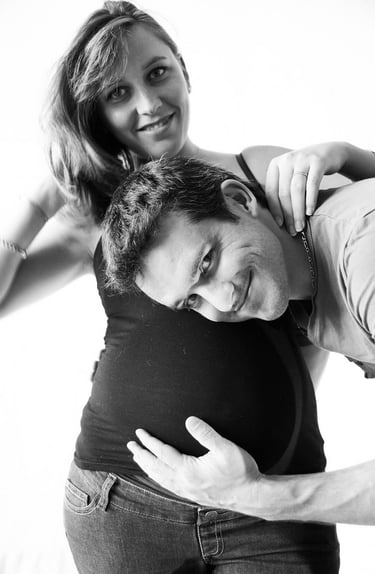 Photo de grossesse d'un couple souriant en noir et blanc prise par jlacostephoto photographe à Dijon