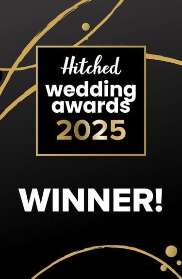 a black and gold wedding award for the best wedding cake supplier