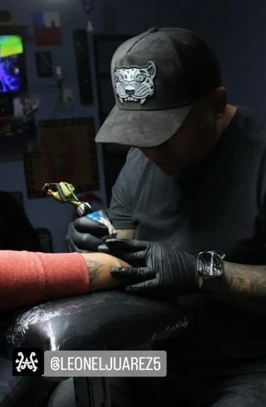 tatuador con gorra azteca jaguar negro heroes de aztlan