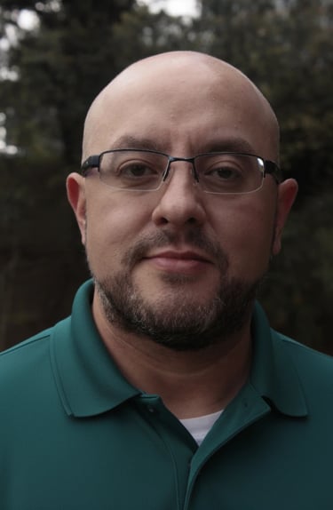 Roberto, helps travellers and professionals overcome their fear and speak Spanish with confidence.
