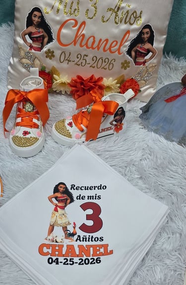 cojin con nombre de la niña y edad zapatos decorados con estilo mohana y mantas persdonalizadas todo hecho a mano