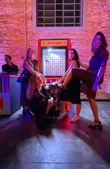 Pessoas brincando na grua de brinde R.A Players