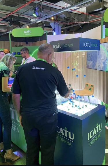 Pessoa pegando voucher na cabine twister de mão R.A Players