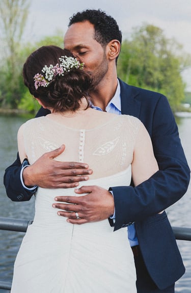 Mischlingspaar umarmt sich.