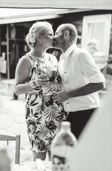 Braut und Bräutigam küssen sich unter einer Plane.