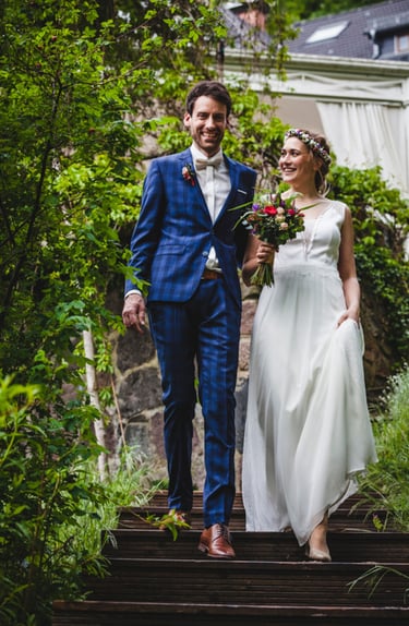 Braut und Bräutigam gehen die Treppe hinunter.