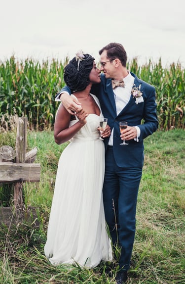 Mischlingspaar neben einem Maisfeld.