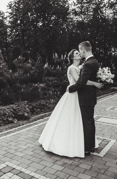 Braut und Bräutigam küssen sich.