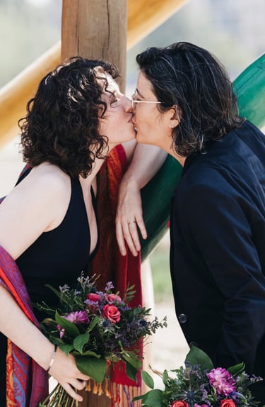 Ein lesbisches Paar, das sich küsst.