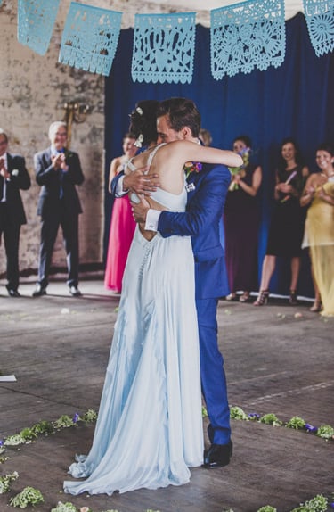 Braut und Bräutigam umarmen sich während der Zeremonie.