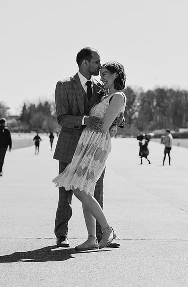 Braut und Bräutigam tanzen auf dem Tempelhofer Feld.