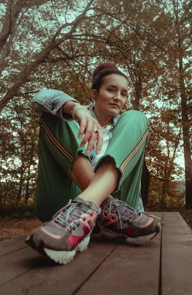 Portrait photo en extérieur sur Pau, grand angle entre streetwear et nature
