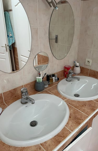 Salle de bain moderne avec 3 miroirs ovales.