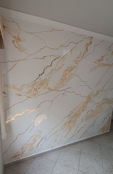 mermer görünümlü boya ile tasarlanmış salon dekorasyonu