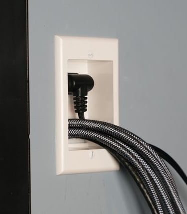 duvar kanalları açılmış elektrik kablo altyapı uygulaması