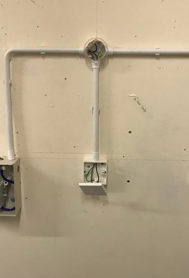 su boruları yerleştirilmiş iç mekân altyapı çalışması