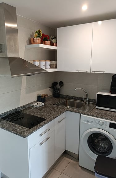 Foto de la cocina totalmente equipada de un apartamento en alquiler en Corralejo