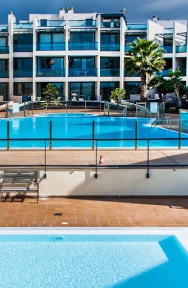 Foto de la piscina de un apartamento en alquiler temporal en El Cotillo, Fuerteventura