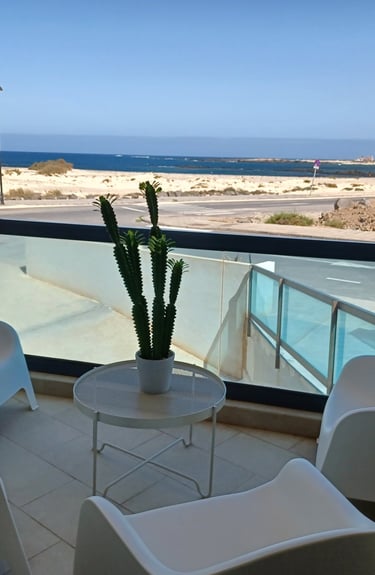 Photo of the terrace with seaviews af an apartment for seasonal rentals in EL Cotillo