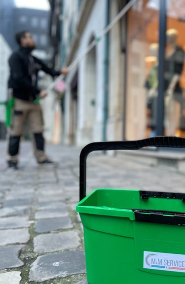 Agent de M & M Services Pro effectuant le nettoyage des sols dans un commerce à Rouen