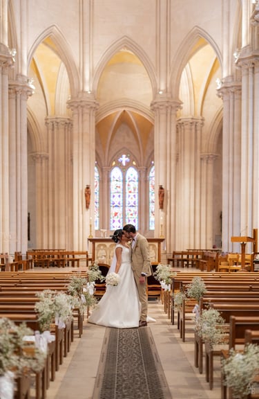 un couple de mariés s'embrassant dans une église fleurie