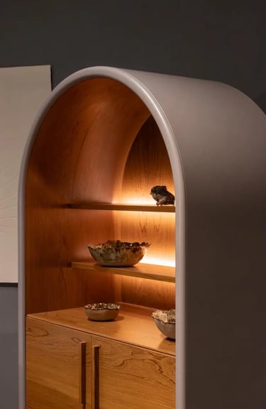 Mueble de diseńo en madera con accesorios de piedra de la colección Darkhouse