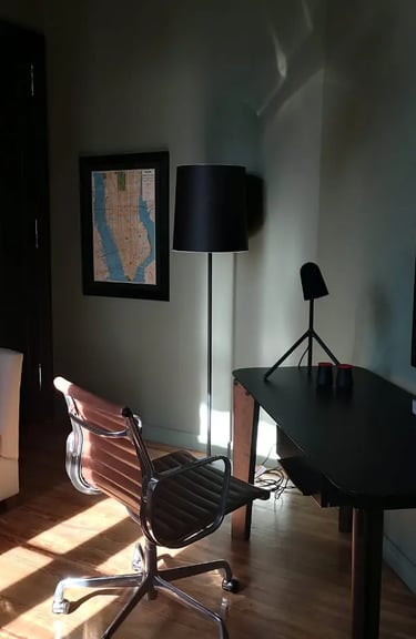 Escritorio moderno en un espacio acogedor y luminoso