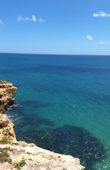 prachtige azuurblauwe zee carvoeiro
