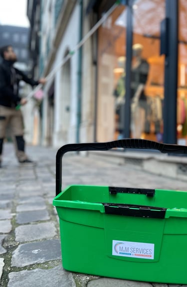 Agent de M & M Services Pro effectuant le nettoyage des sols dans un commerce à Rouen