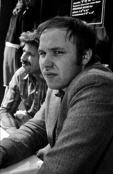 Poetas Gintautas Dabrišius. Kavinė Laumė, Kaunas, Laisvės alėja
