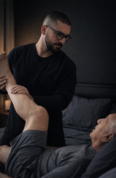 fisioterapeuta realizado fisioterapia domiciliar em paciente idoso