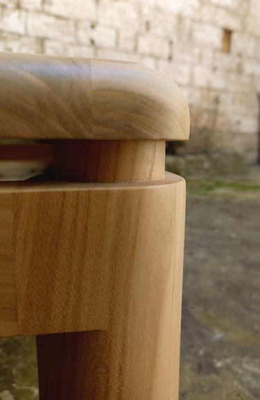 détail du coin de la table mettant en valeur ses arêtes arrondies