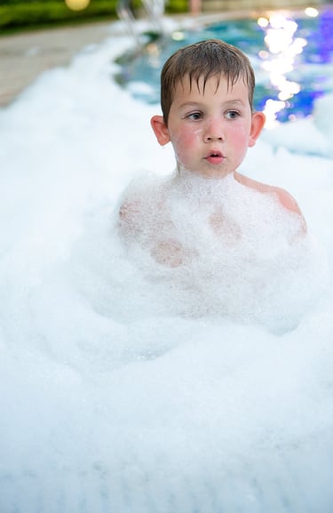 Ребенок в пенном бассейне отеля Radisson Blu на  Phu Quoc