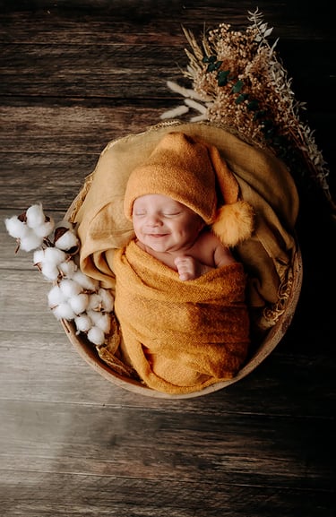 un bébé qui sourit pendant une séance photo