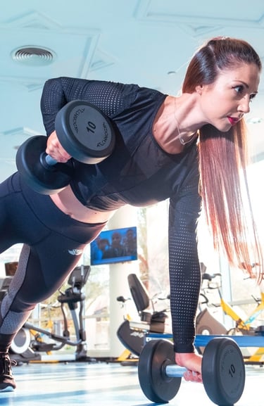 Rongzhiyue: Woman in activewear lifting weights at gym