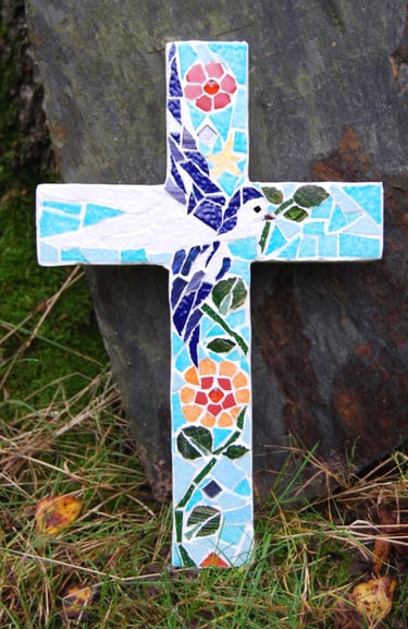 art funéraire croix réalisée en mosaique oiseau fleur